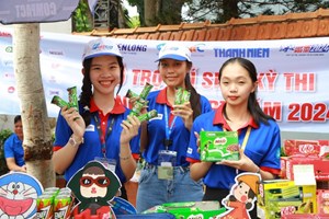 Tặng gần 200.000 phần quà hỗ trợ học sinh, sinh viên (24/08/2024)